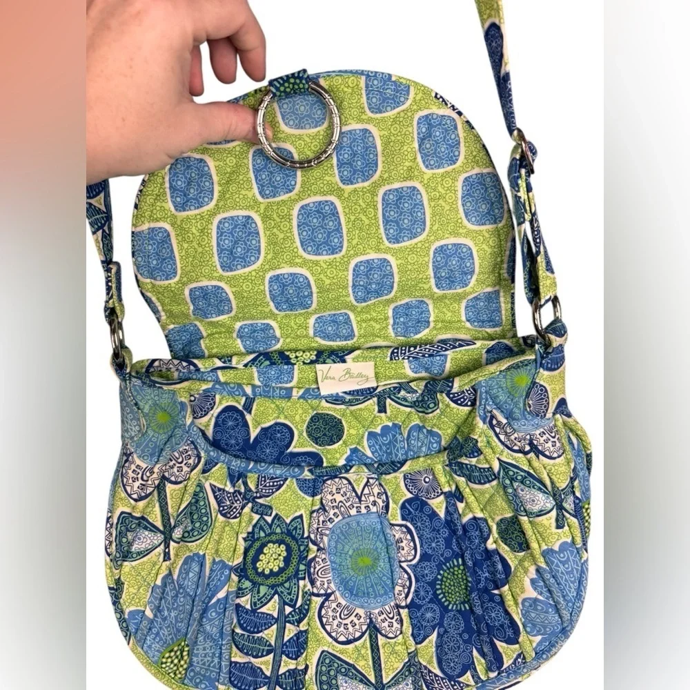 Vera Bradley Saddle Crossbody in Doodle Daisy – Quilted Cotton Bag